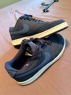 Nike Men’s Navy and White Low-Top Sneakers